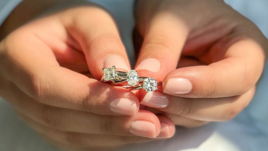 
Oval vs Round Engagement Ring: Which One is Best for You?

